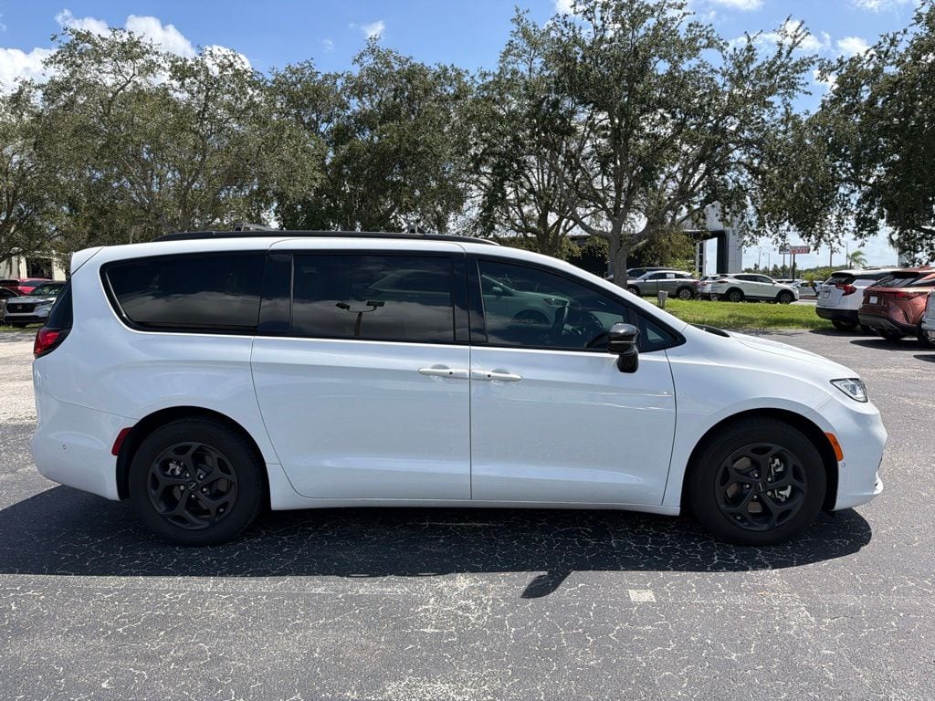 chrysler pacifica phev 2024 2C4RC1S71RR144898 image chrysler pacifica phev 2024 2C4RC1S71RR144898 image